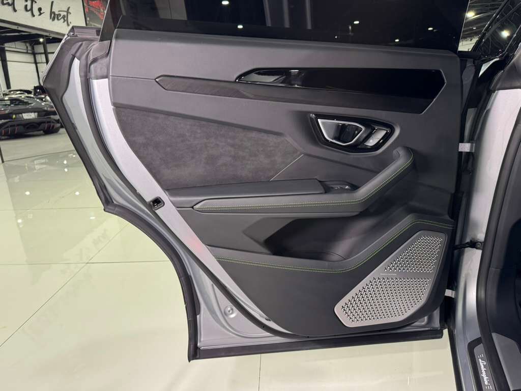 2022 Lamborghini Urus Grigio Nimbus paint, exterior carbon fiber trim, Bang & Olufsen audio system AND MUCH MORE!!! Fort Lauderdale FL
