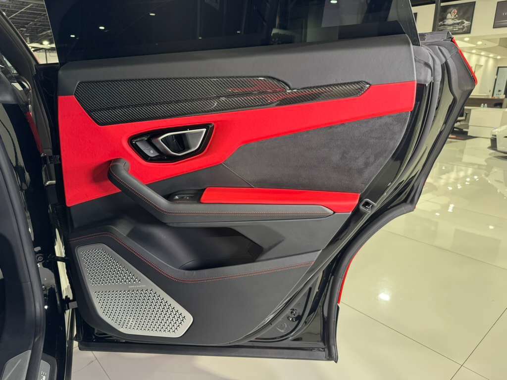 2022 Lamborghini Urus wide body kit, forged wheels, pano roof, Bang & Olufsen audio, carbon galore AND MUCH MORE!! Fort Lauderdale FL