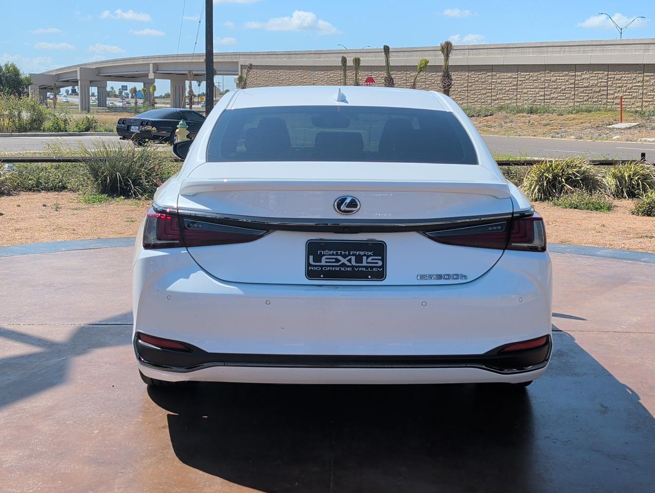 2022 Lexus ES 300h F SPORT
