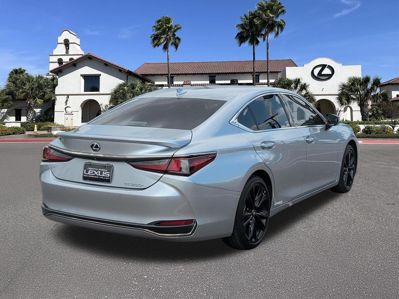 2022 Lexus ES 300h F SPORT