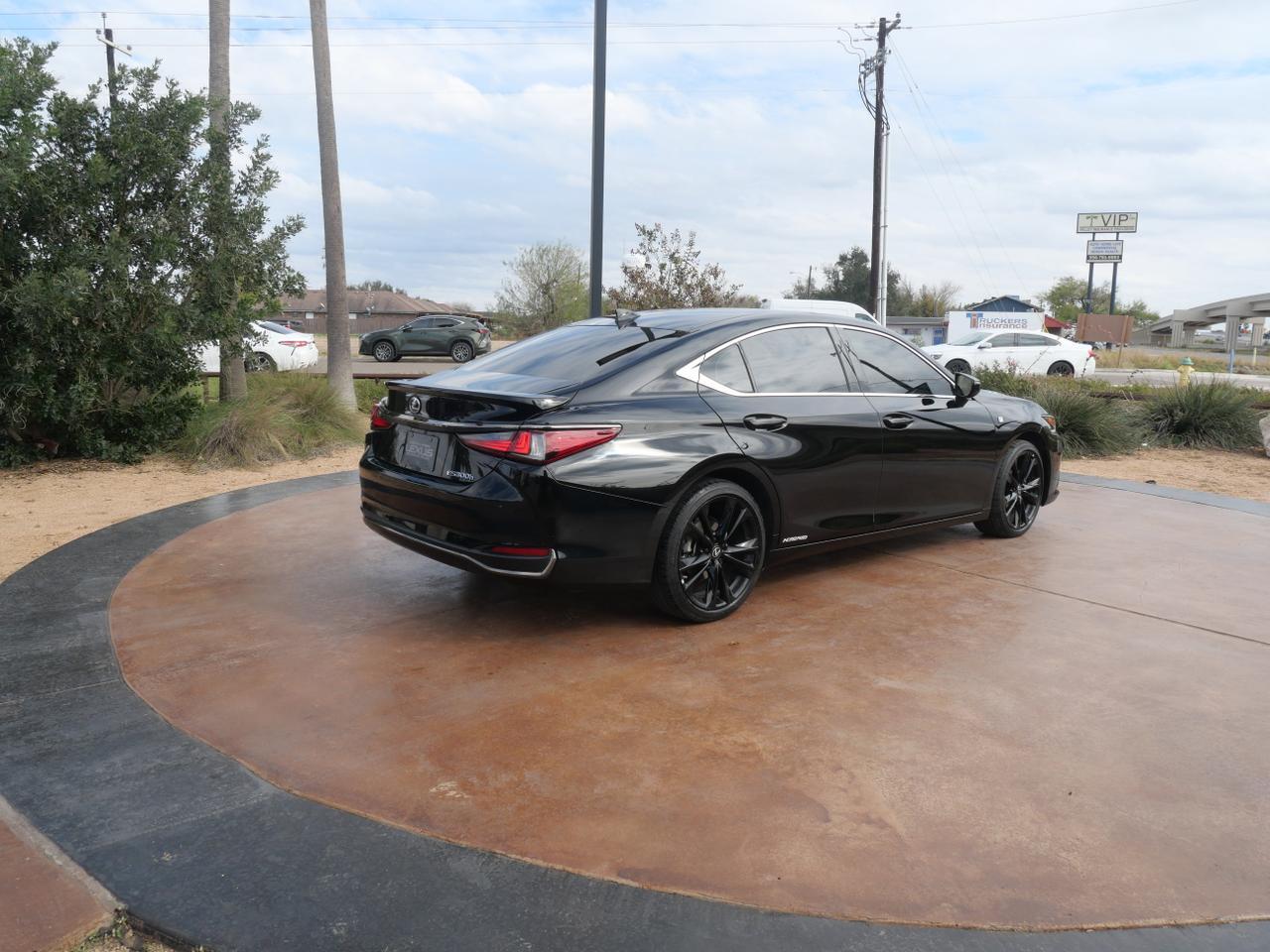 2022 Lexus ES 300h F SPORT