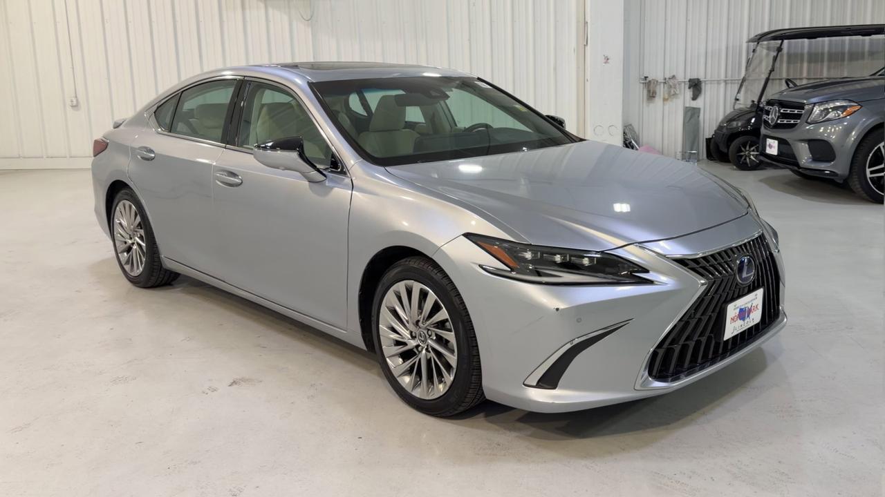2022 Lexus ES 300h Ultra Luxury