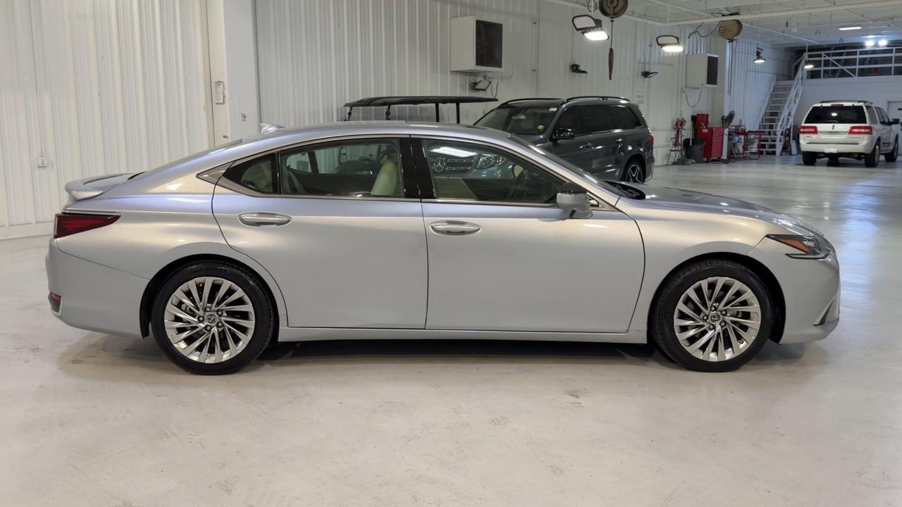 2022 Lexus ES 300h Ultra Luxury