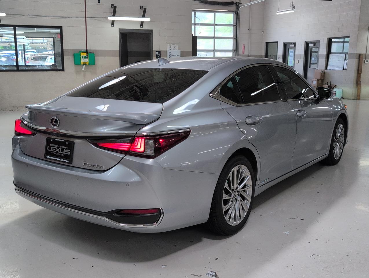 2022 Lexus ES 300h Ultra Luxury