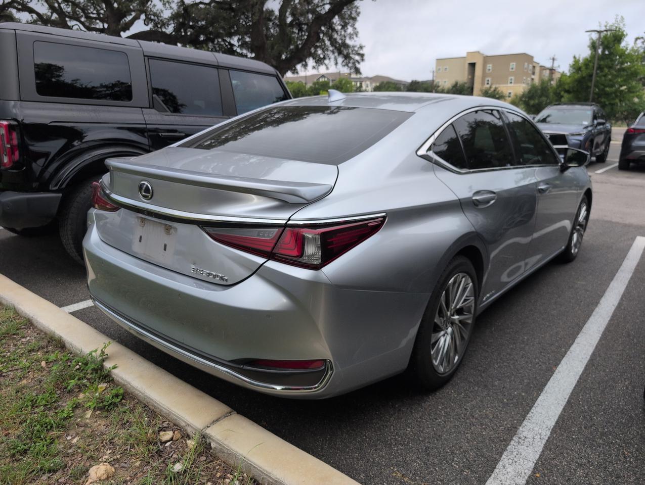 2022 Lexus ES 300h Ultra Luxury