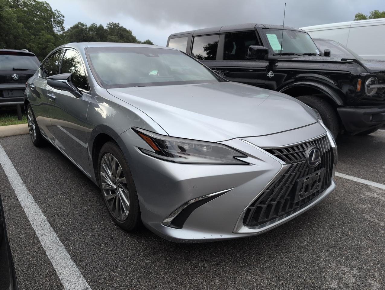 2022 Lexus ES 300h Ultra Luxury
