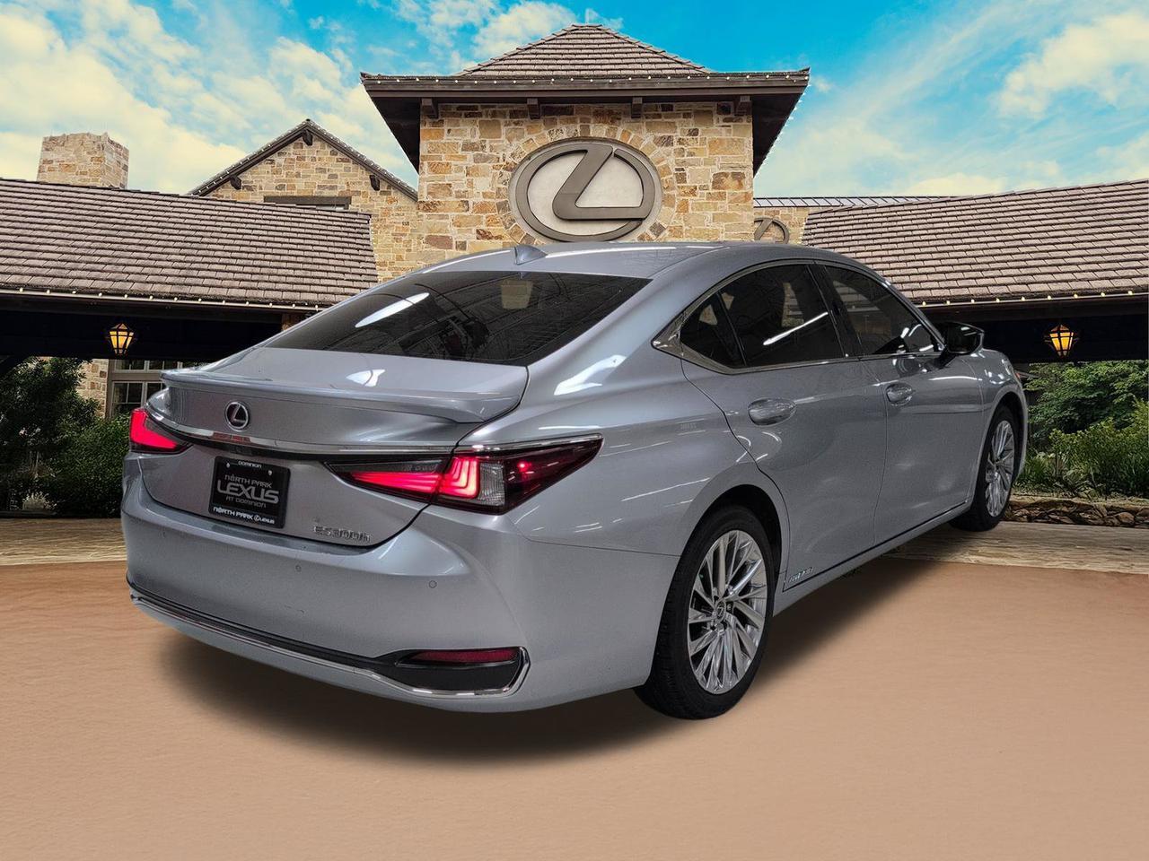 2022 Lexus ES 300h Ultra Luxury