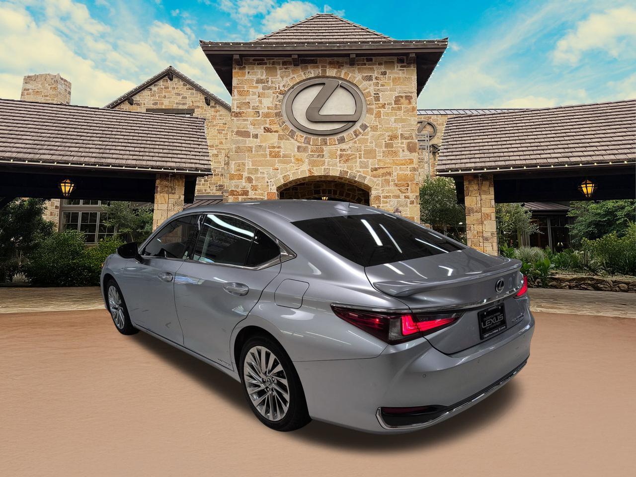 2022 Lexus ES 300h Ultra Luxury