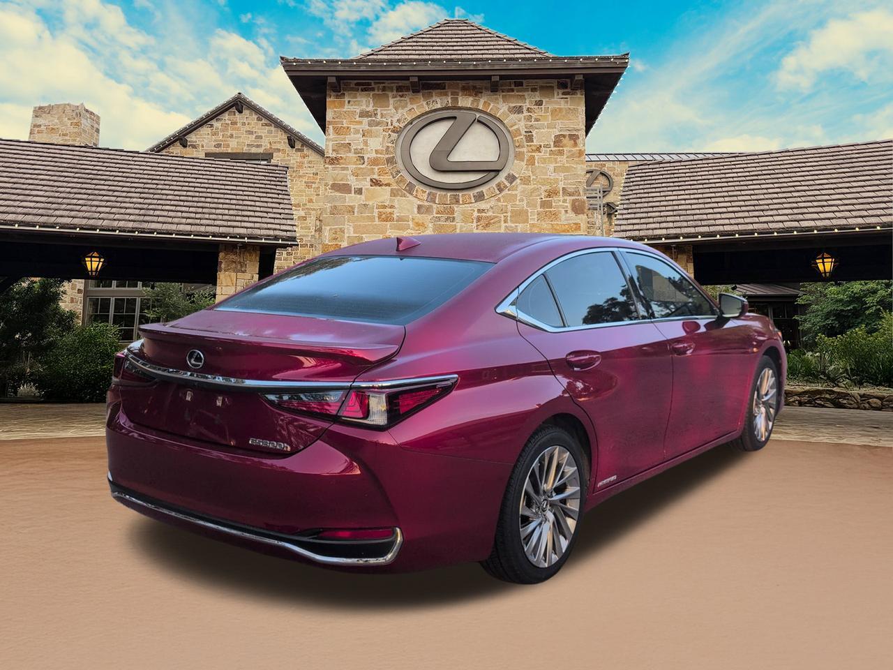2022 Lexus ES 300h Ultra Luxury