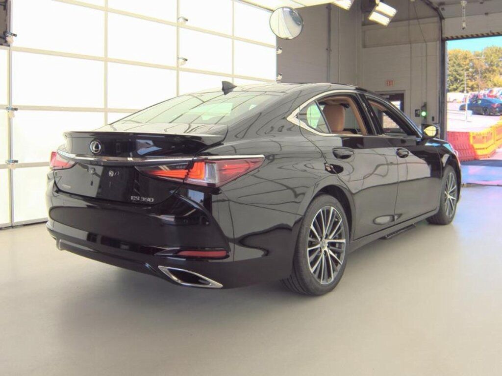 2022 Lexus ES 350 photo 2