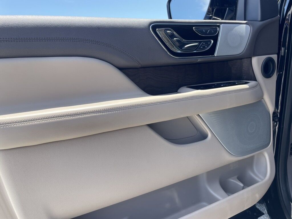 2022 Lincoln Navigator L RESERVE~REAR CAPTAIN MASSAGING SEATS~HEADS UP DISPLAY~ACTIVE PAR Sarasota FL
