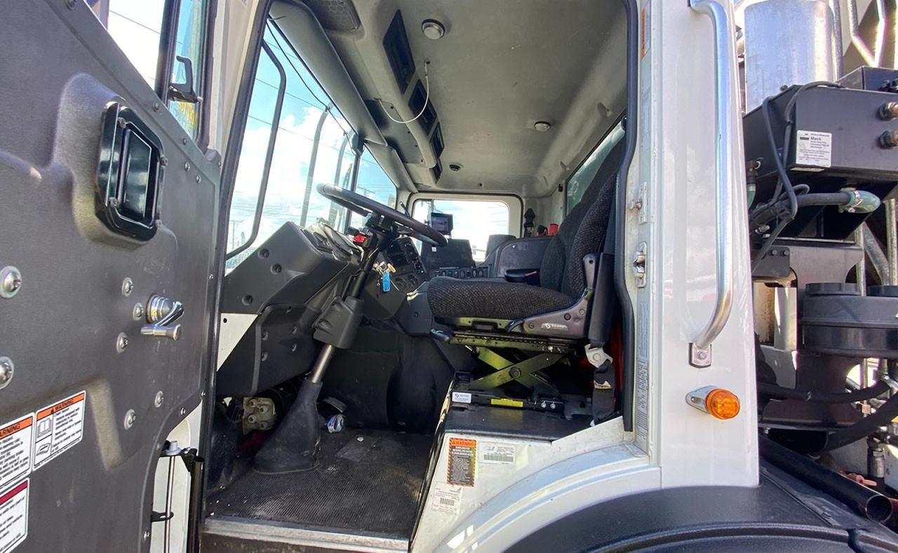 2022 Mack TE64 25 Yard Pac Mac Rear Loader Garbage Tampa FL