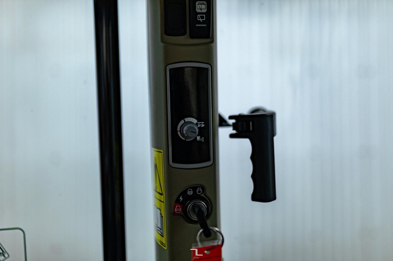 2022 Massey Ferguson 4710 Dyna 2 MFWD 4x4 Tractor/Loader/Bucket Red Deer AB