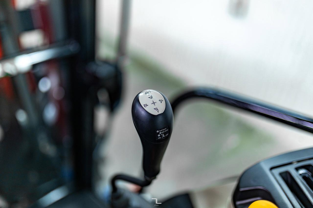 2022 Massey Ferguson 4710 Dyna 2 MFWD 4x4 Tractor/Loader/Bucket Red Deer AB