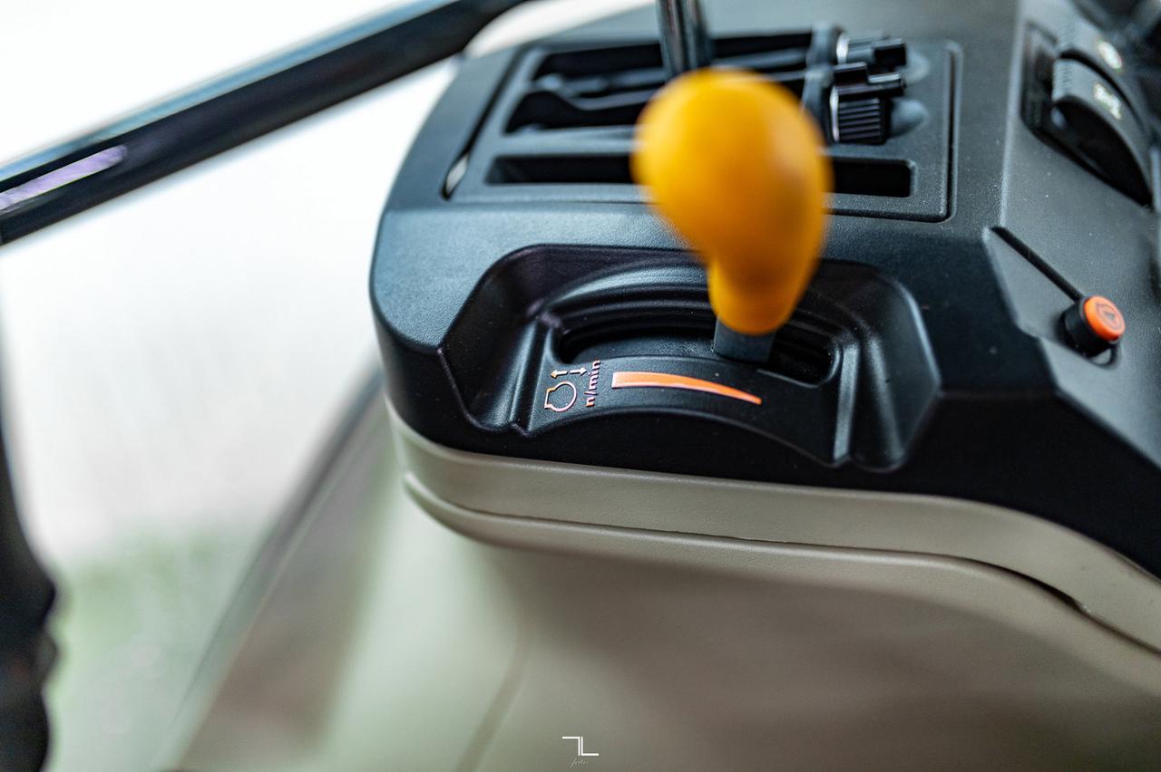 2022 Massey Ferguson 4710 Dyna 2 MFWD 4x4 Tractor/Loader/Bucket Red Deer AB