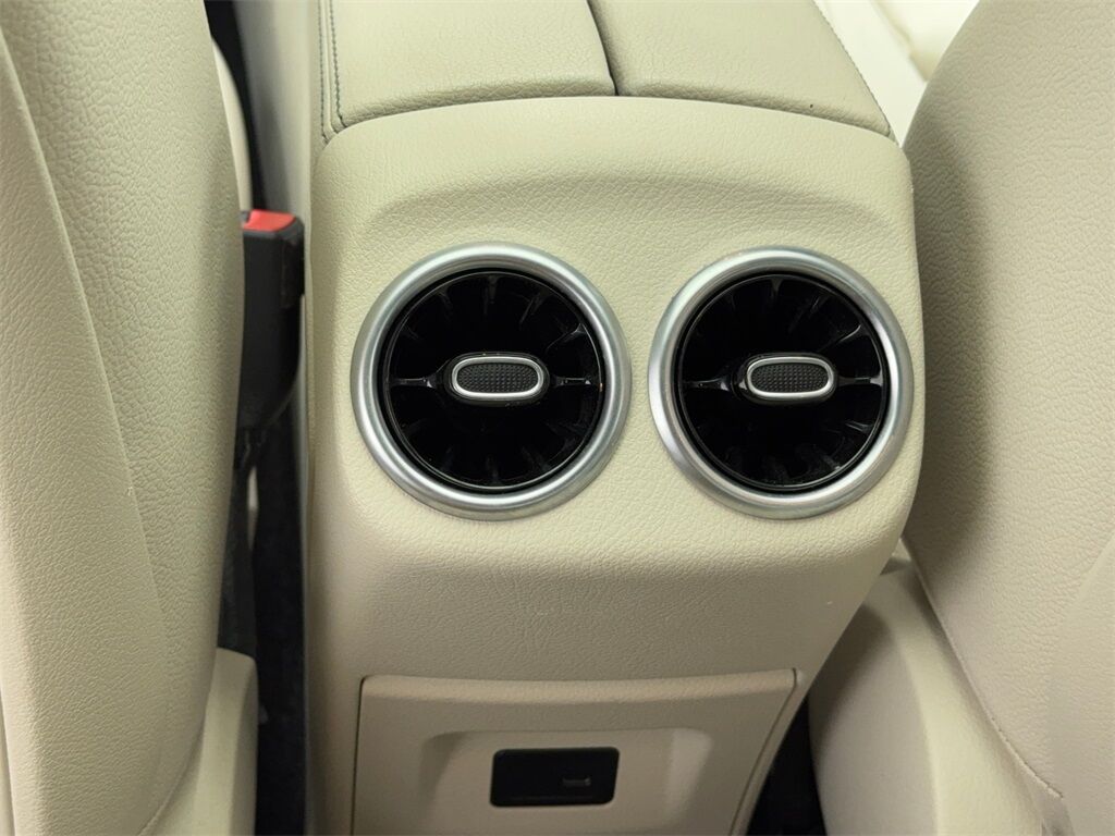 2022 Mercedes Benz CLA 250 photo 36