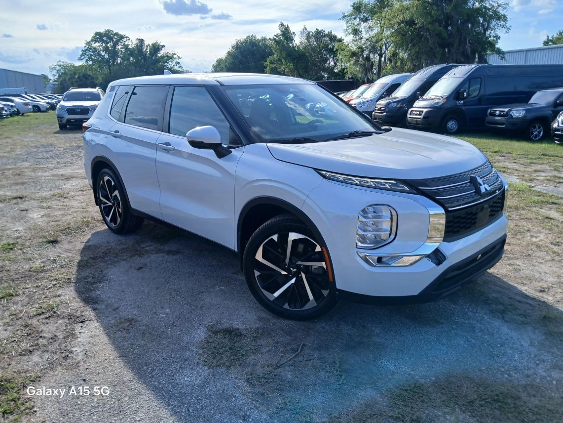 2022 Mitsubishi Outlander ES Sport Utility 4D