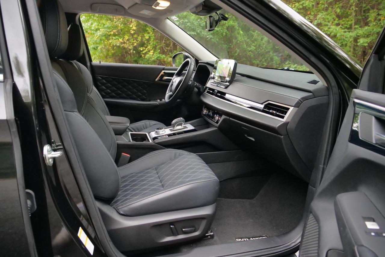 2022 Mitsubishi Outlander SEL Special Edition / AWD / Heated Leather Seats High Point NC
