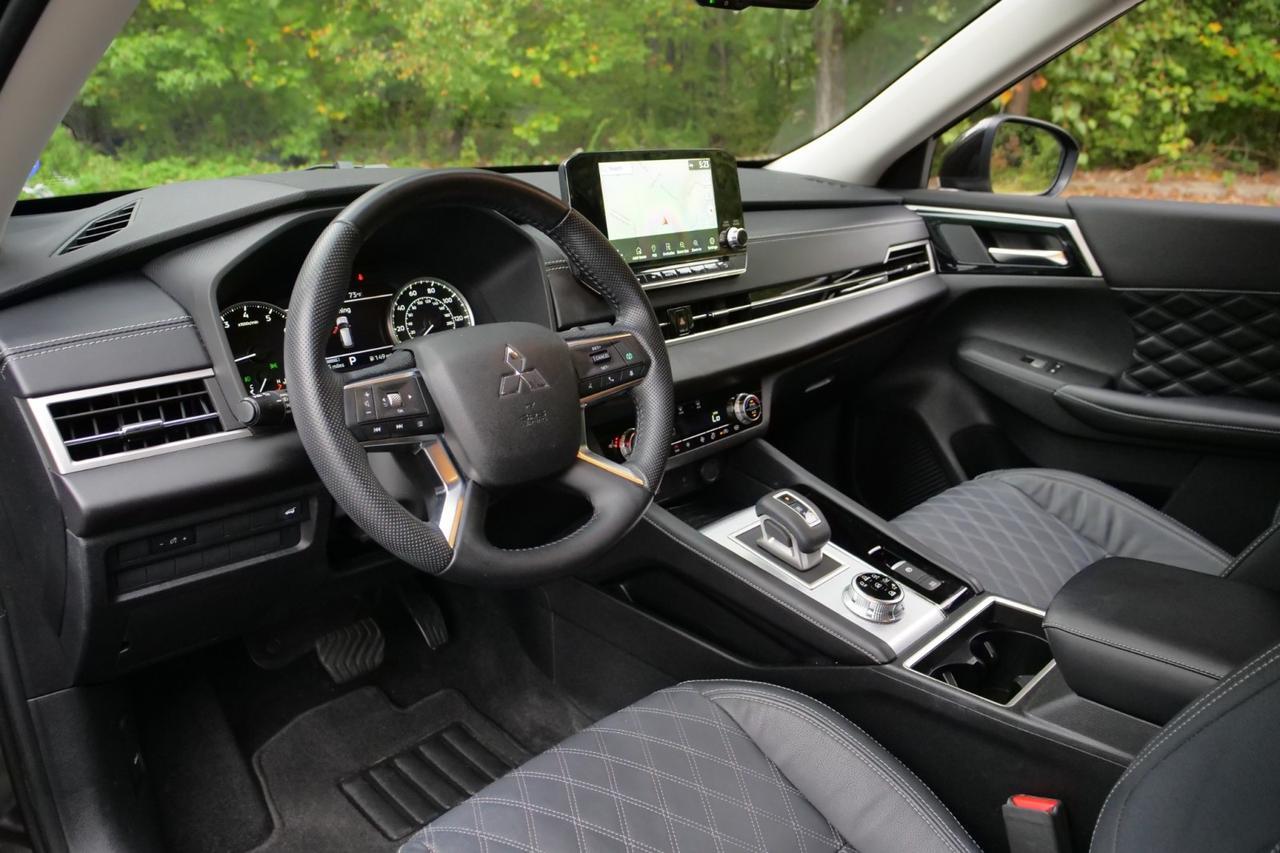 2022 Mitsubishi Outlander SEL Special Edition / AWD / Heated Leather Seats High Point NC