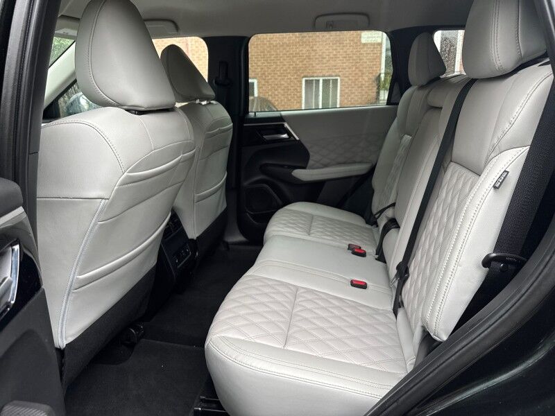 2022 Mitsubishi Outlander SEL w/ Leather and 3rd Row Arlington VA