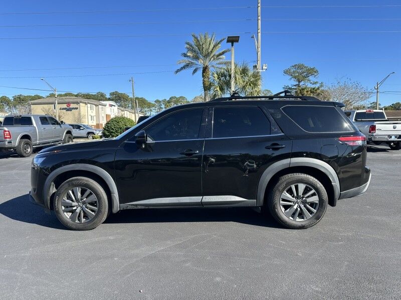 2022 Nissan Pathfinder SV