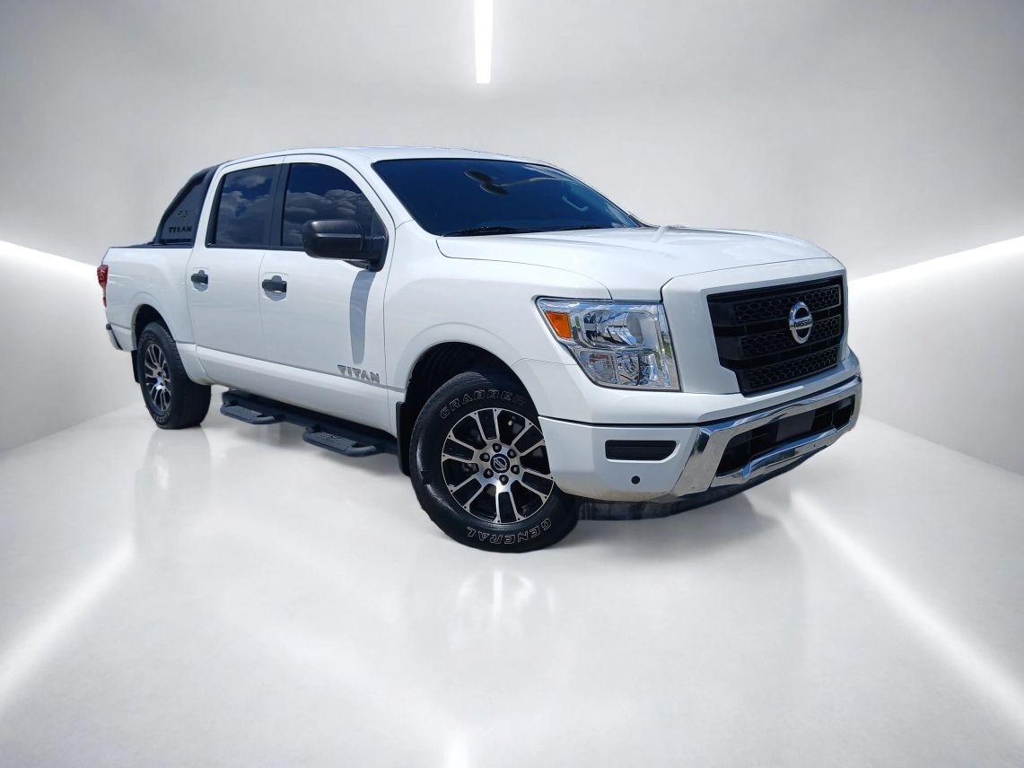 2022 Nissan Titan Crew Cab SV Pickup 4D 5 1/2 ft