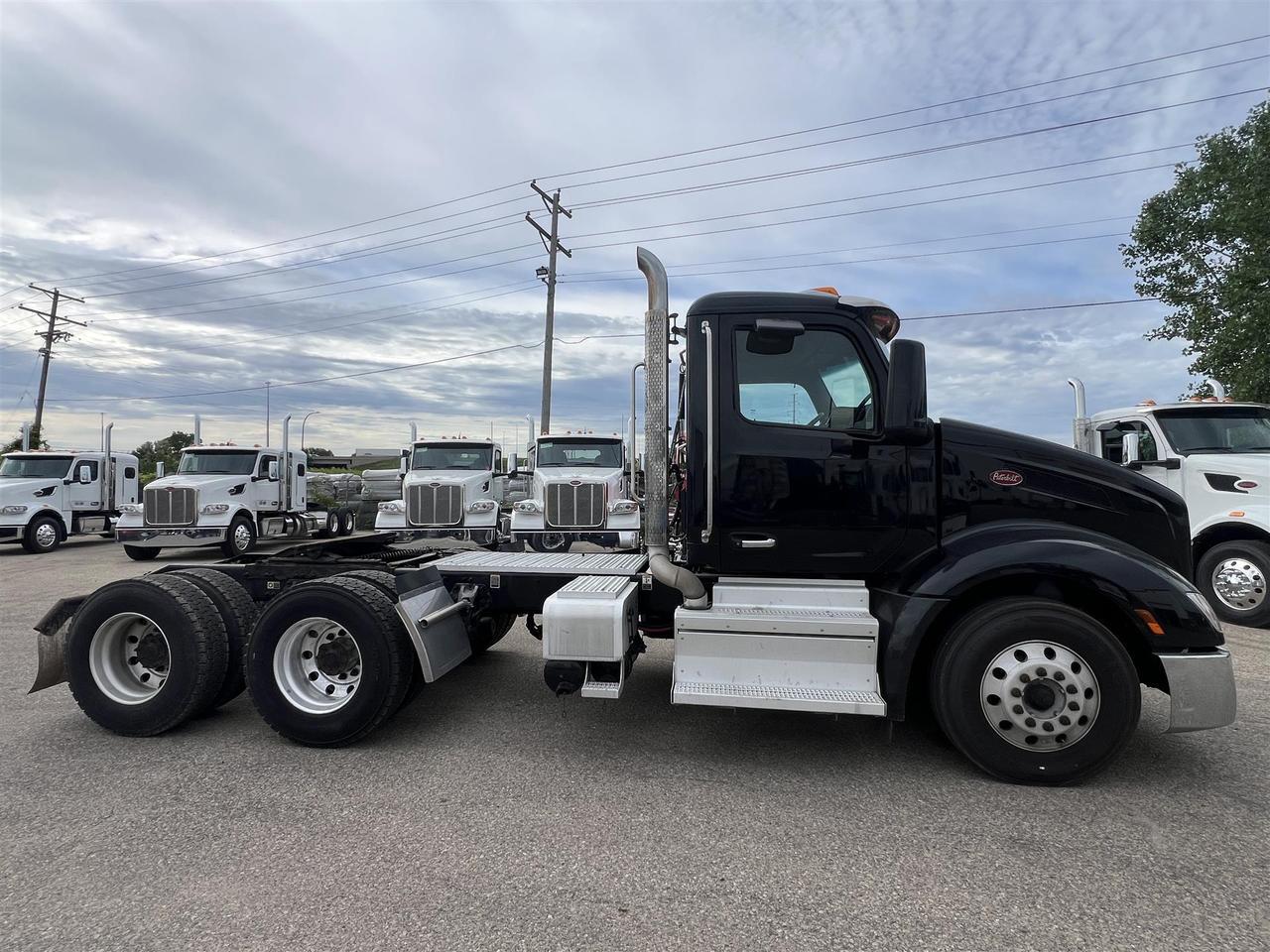 2022 Peterbilt 579 in South St. Paul, MN — photo 4