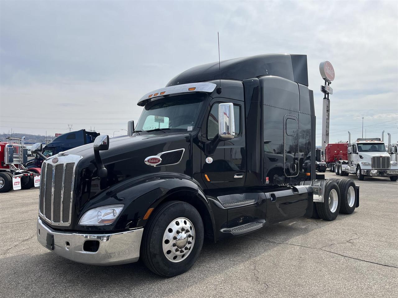 2022 Peterbilt 579 72&quot; Raised Roof South St. Paul MN