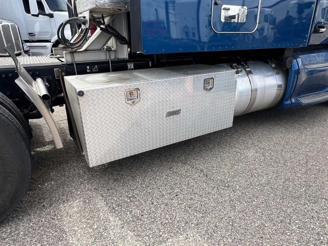 2022 Peterbilt 579 80&quot; Mid Roof Eau Claire WI