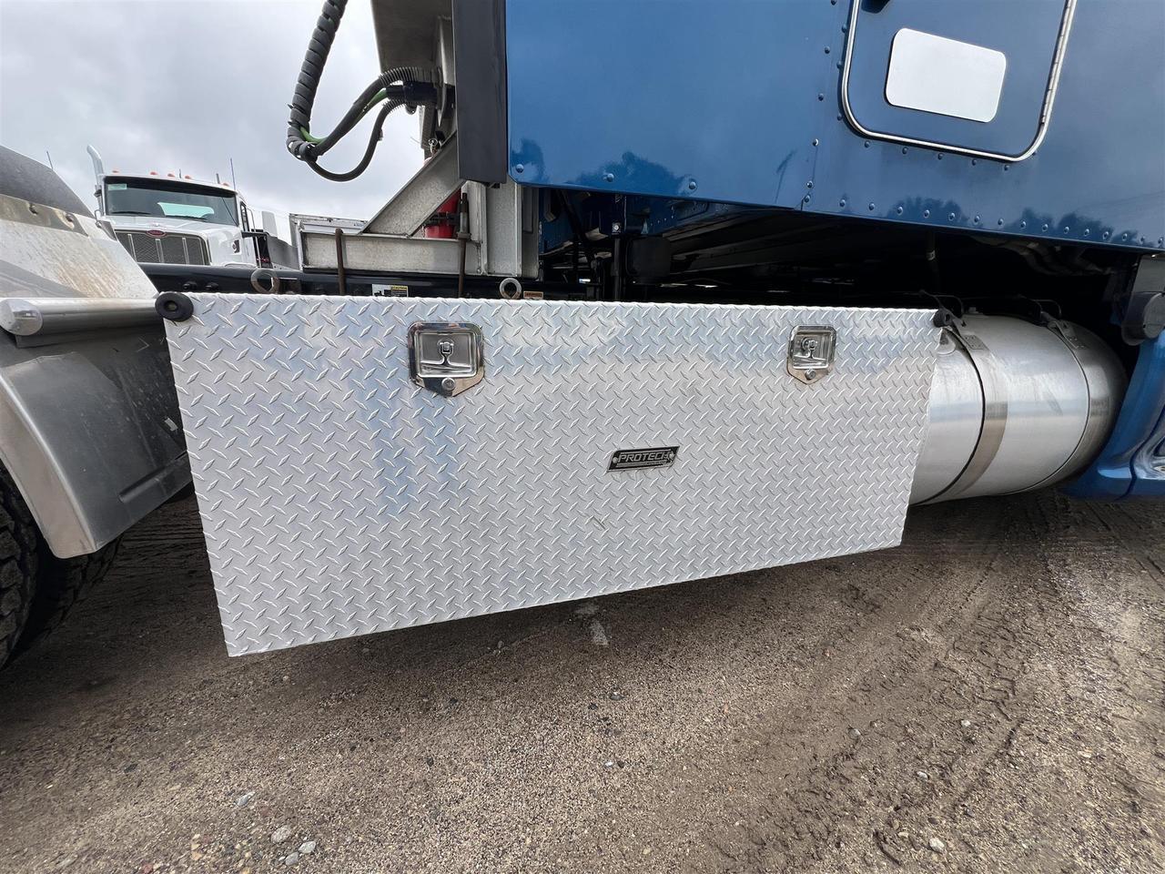 2022 Peterbilt 579 80&quot; Mid Roof Rochester MN