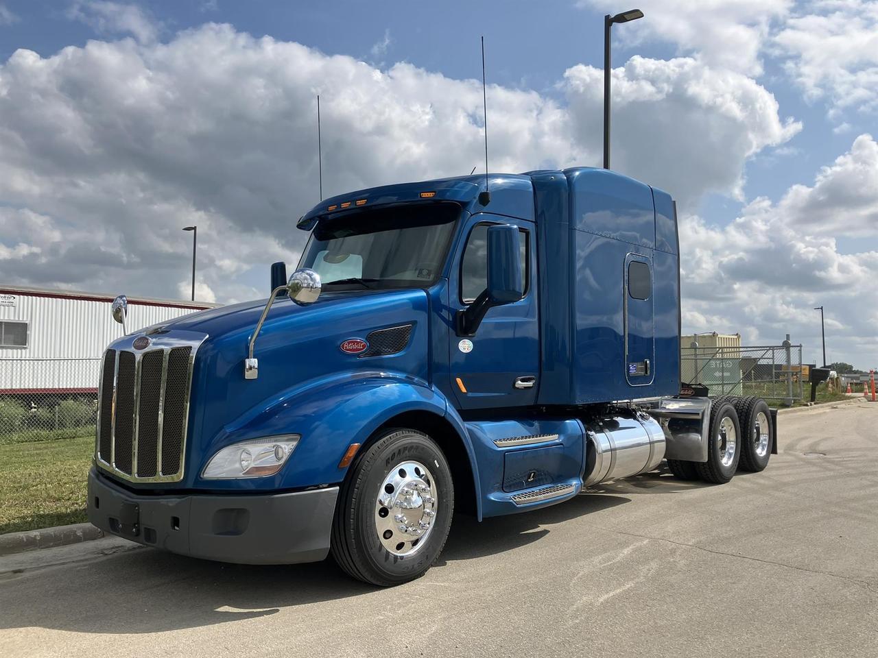 2022 Peterbilt 579 80&quot; Mid Roof Rochester MN