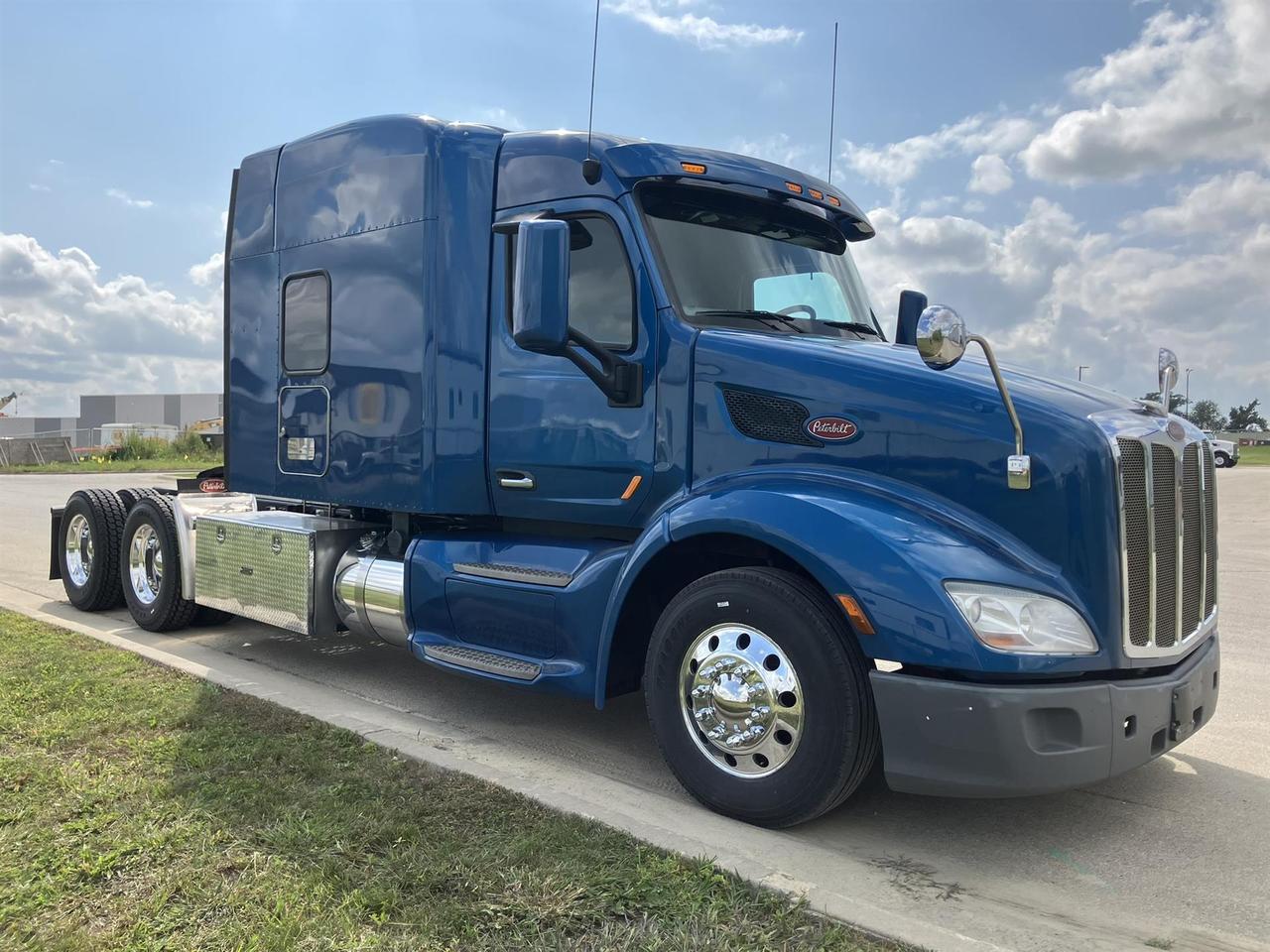 2022 Peterbilt 579 80&quot; Mid Roof Rochester MN