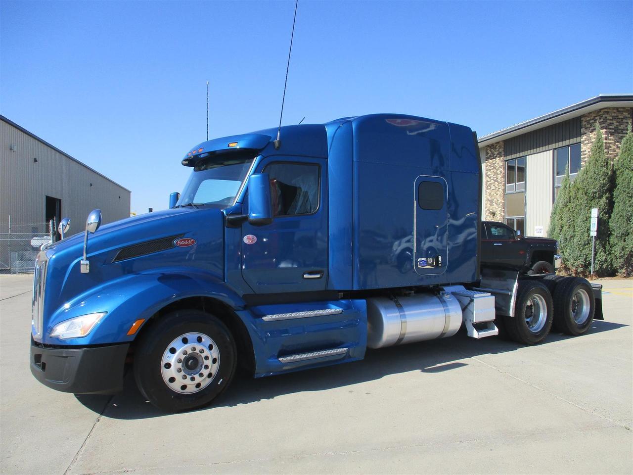 2022 Peterbilt 579 80&quot; Mid Roof Fargo ND
