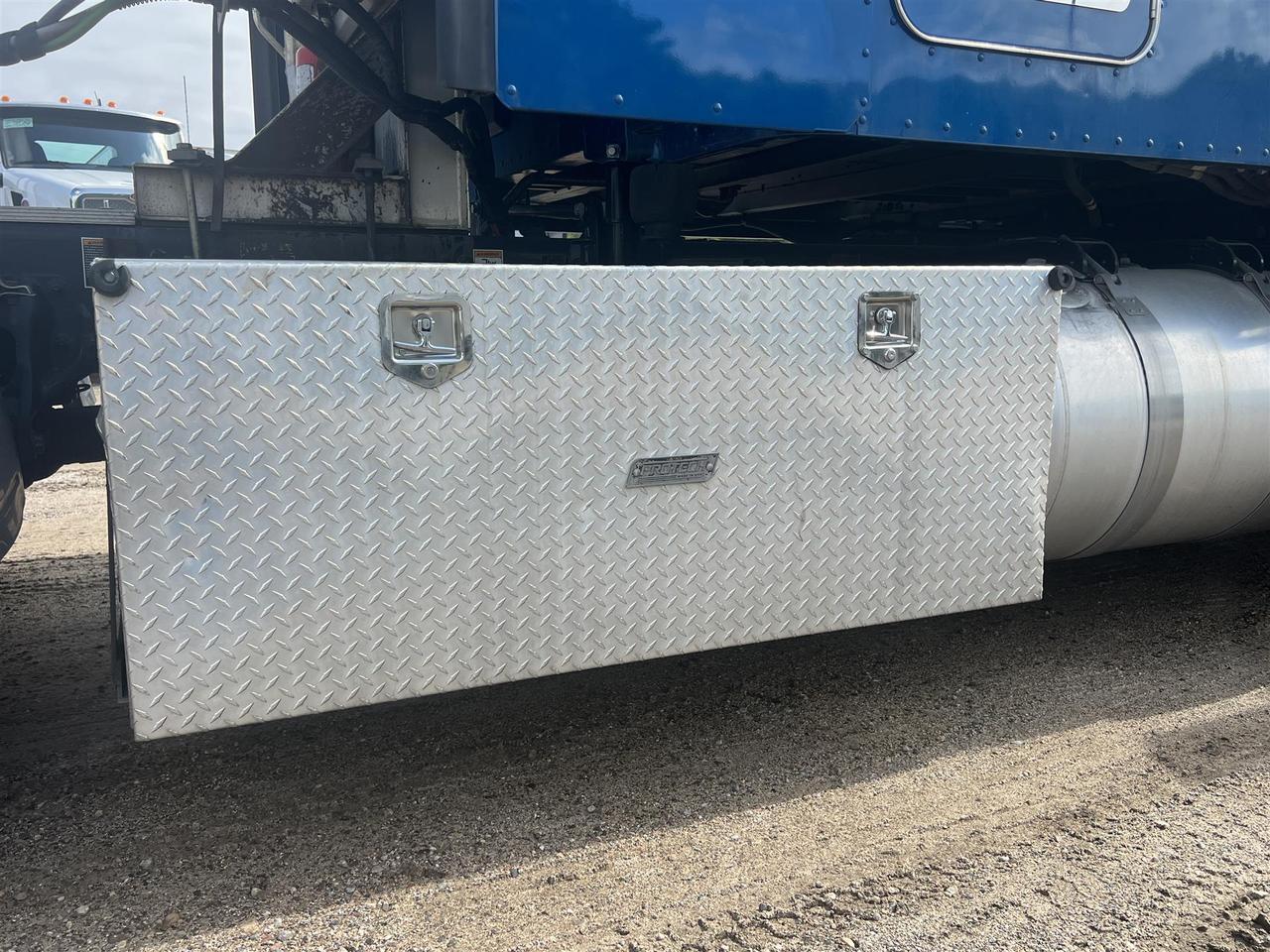 2022 Peterbilt 579 80&quot; Mid Roof Fargo ND