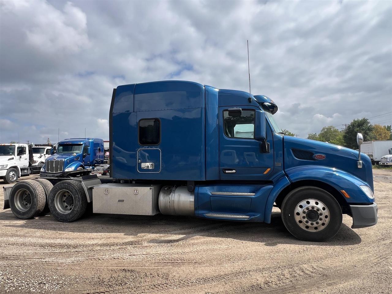 2022 Peterbilt 579 80&quot; Mid Roof South St. Paul MN