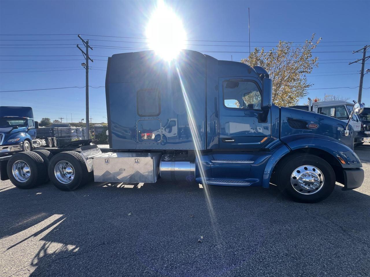 2022 Peterbilt 579 80&quot; Mid Roof South St. Paul MN