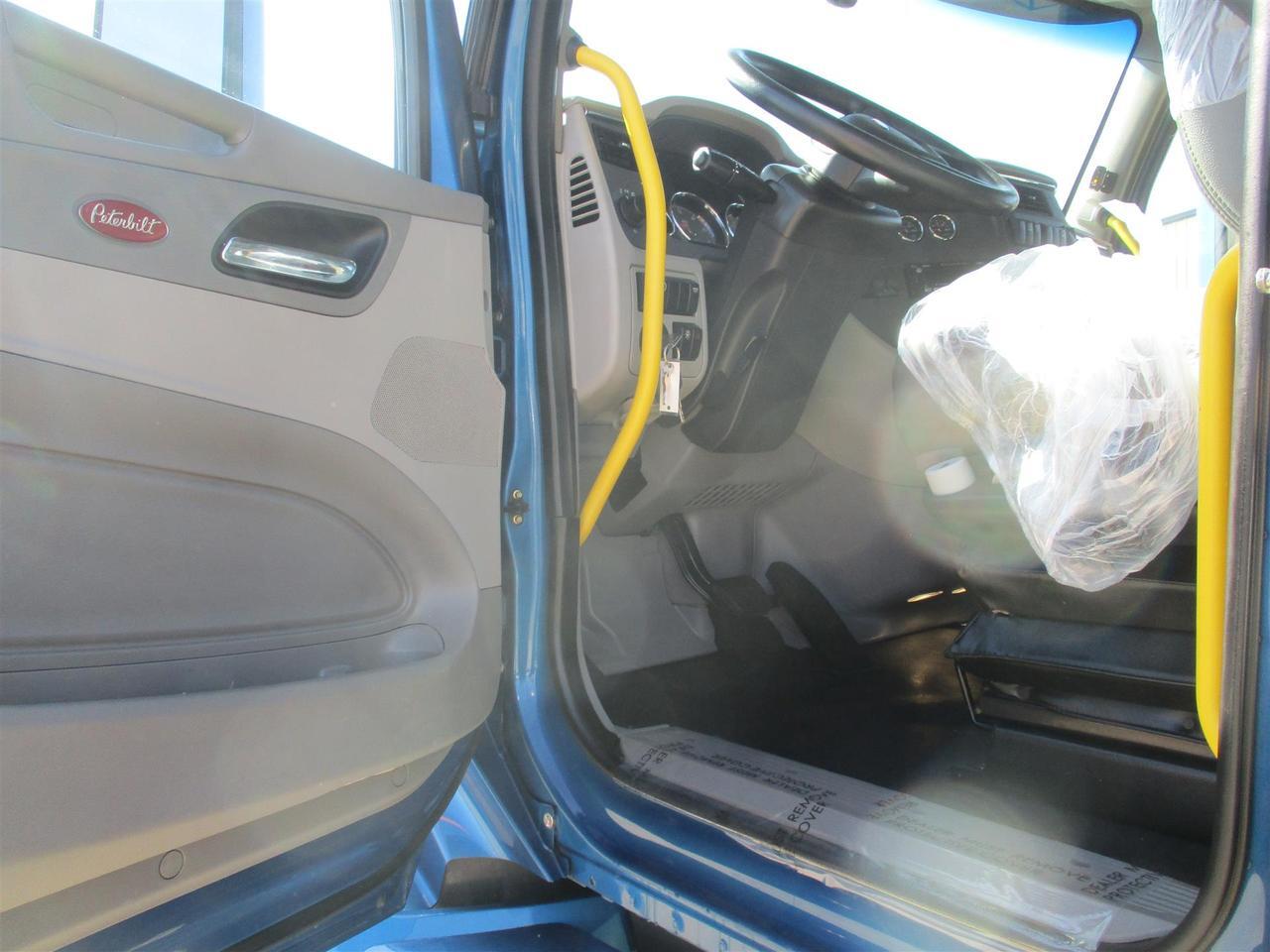 2022 Peterbilt 579 80" Mid Roof South St. Paul MN