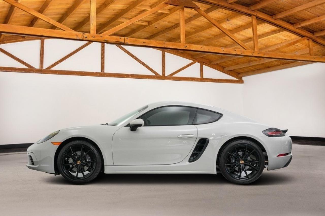 2022 Porsche Cayman Base T photo 2