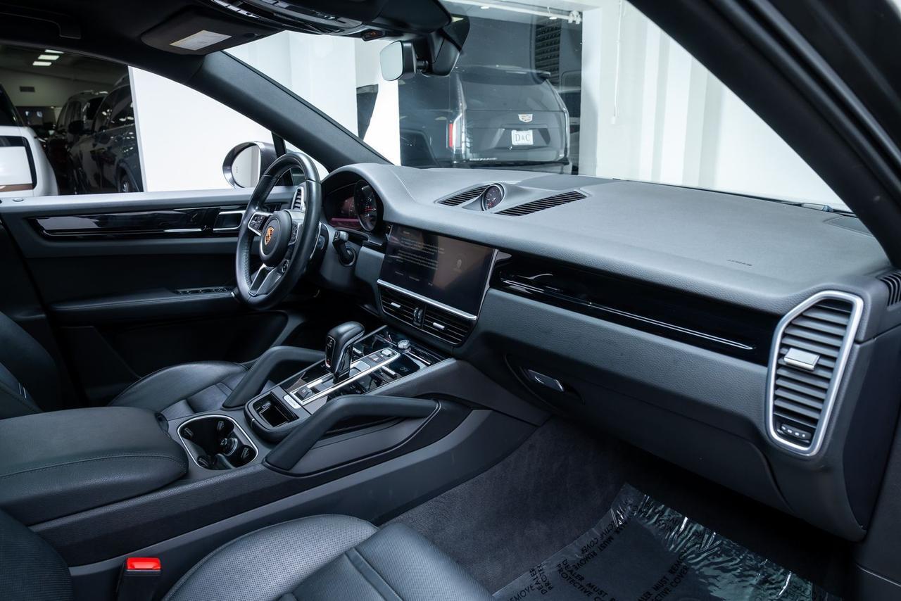 2022 Porsche Cayenne Coupe Premium Package / Comfort Access Portland OR