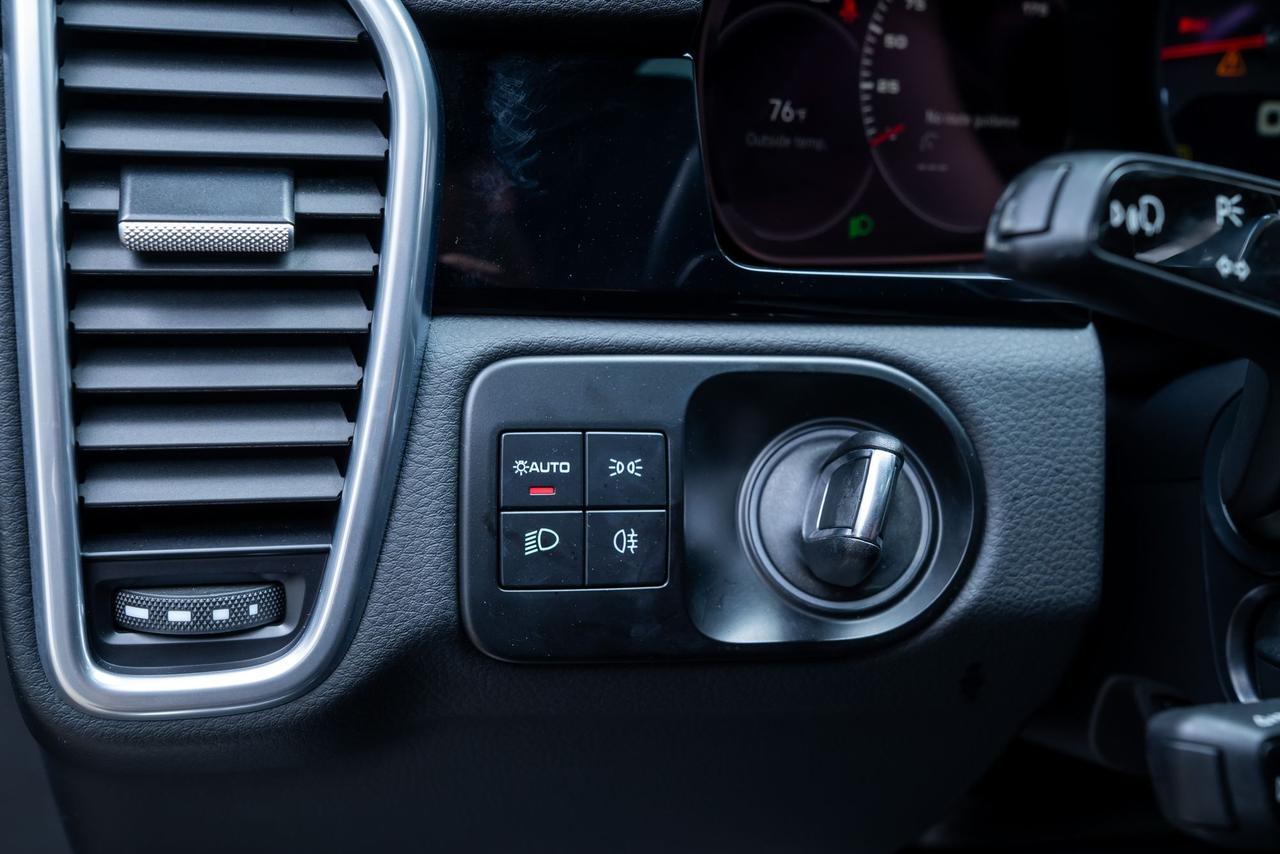 2022 Porsche Cayenne Coupe Premium Package / Comfort Access Portland OR