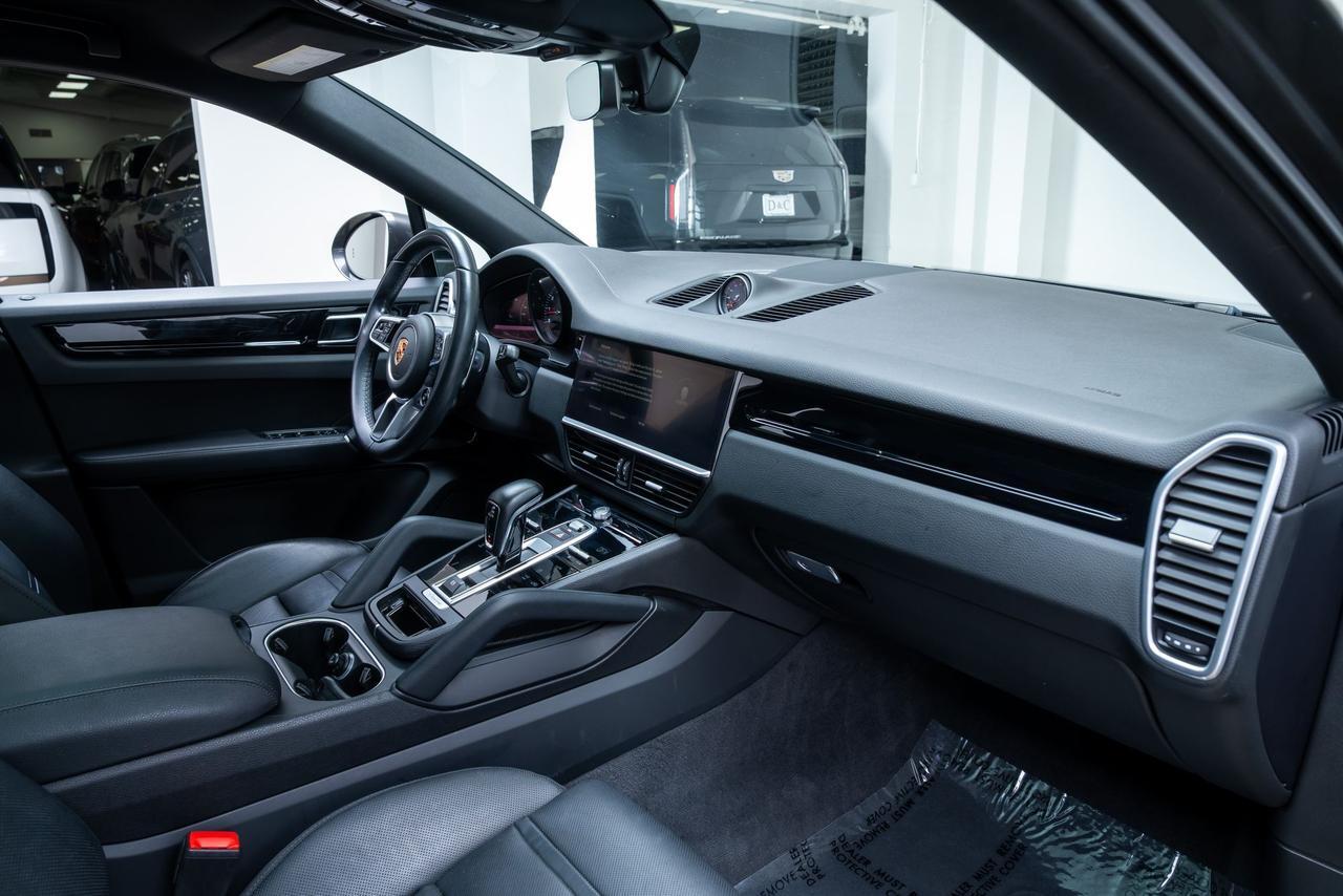 2022 Porsche Cayenne Coupe Premium Package / Comfort Access Portland OR
