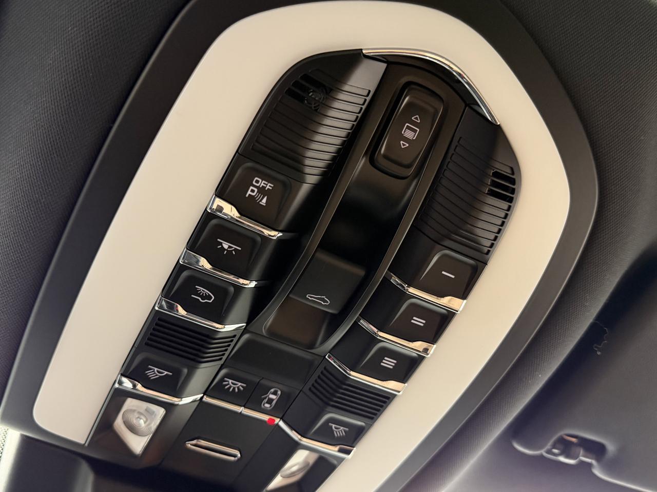 2022 Porsche Macan Newark DE