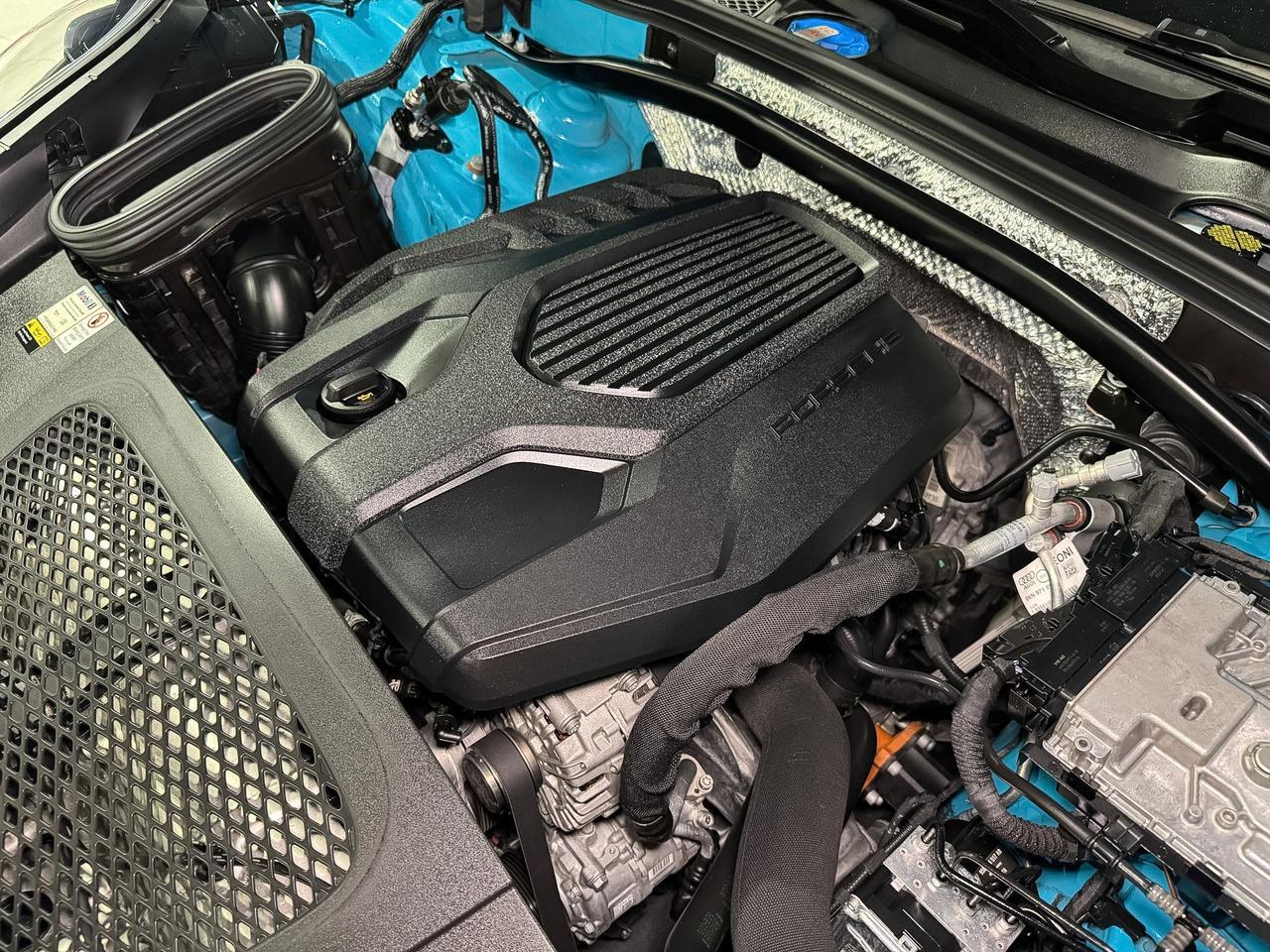 2022 Porsche Macan Miami Blue paint, Sport Chrono package, driver's assistance system, Bose audio system AND MUCH MORE! Fort Lauderdale FL