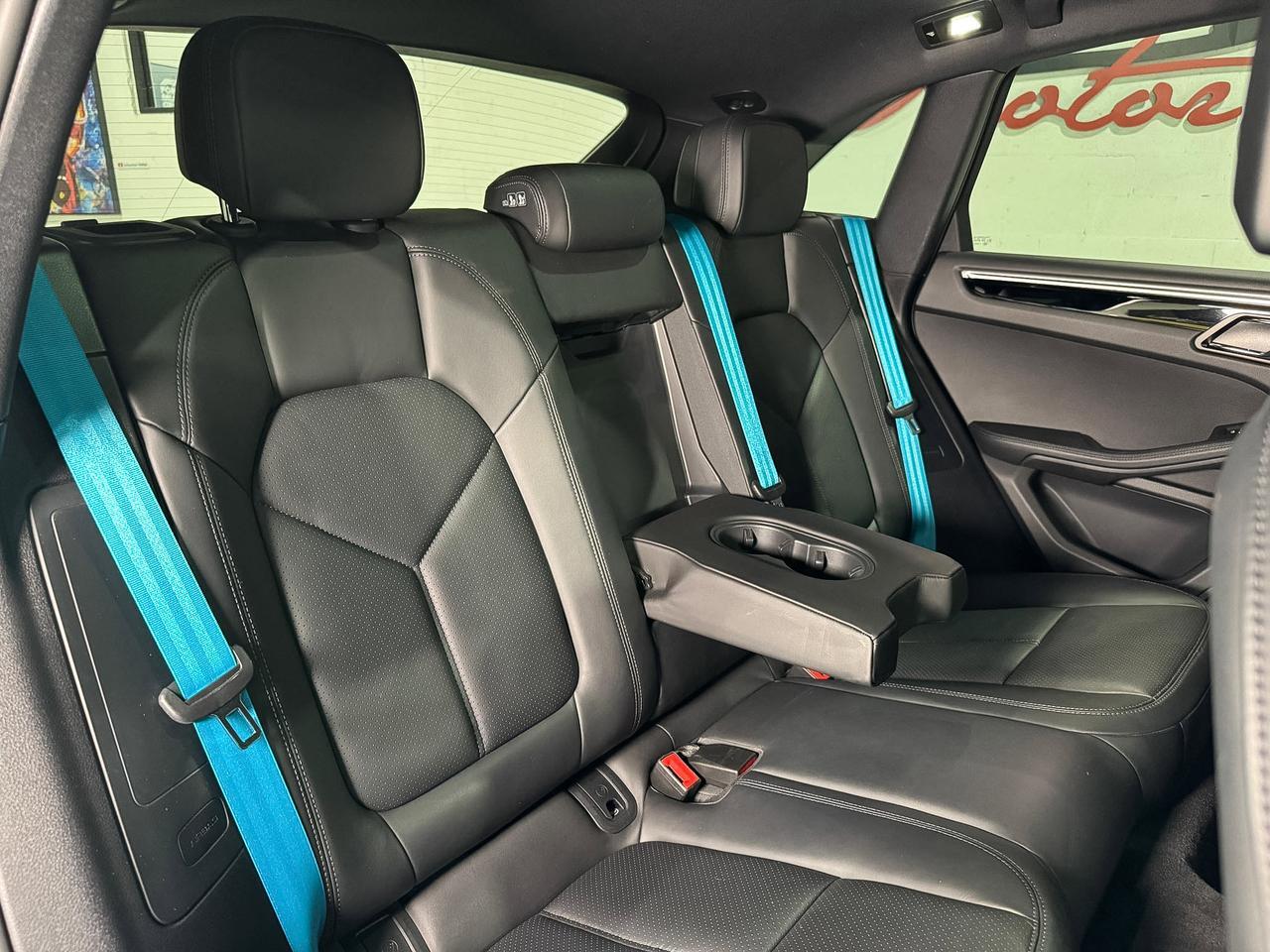 2022 Porsche Macan Miami Blue paint, Sport Chrono package, driver's assistance system, Bose audio system AND MUCH MORE! Fort Lauderdale FL