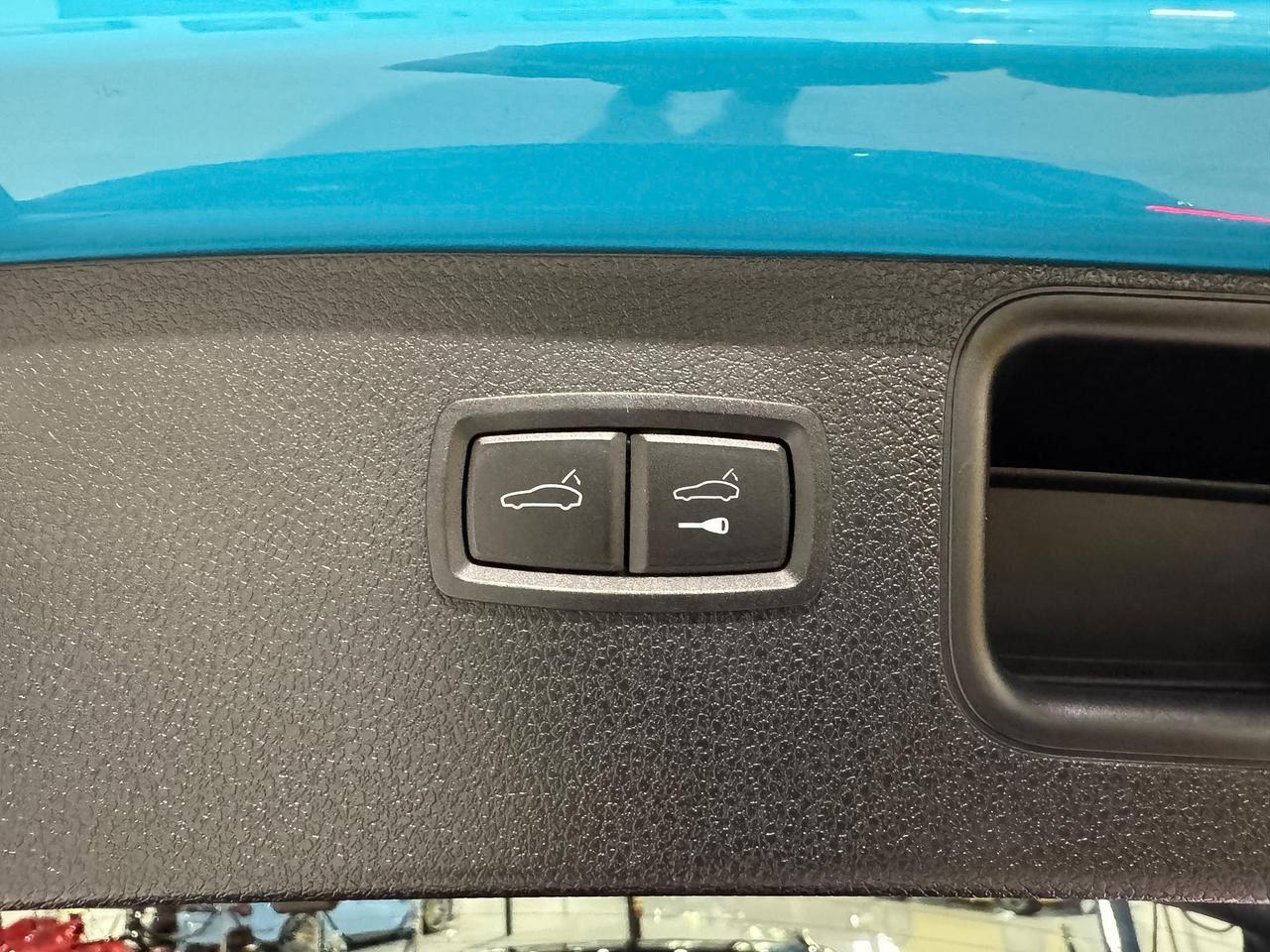 2022 Porsche Macan Miami Blue paint, Sport Chrono package, driver's assistance system, Bose audio system AND MUCH MORE! Fort Lauderdale FL