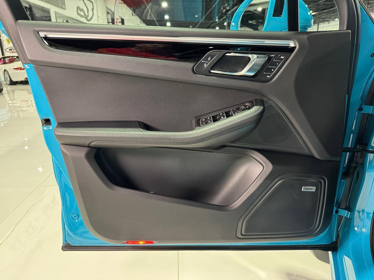 2022 Porsche Macan Miami Blue paint, Sport Chrono package, driver's assistance system, Bose audio system AND MUCH MORE! Fort Lauderdale FL