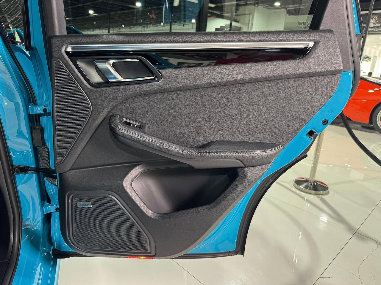 2022 Porsche Macan Miami Blue paint, Sport Chrono package, driver's assistance system, Bose audio system AND MUCH MORE! Fort Lauderdale FL