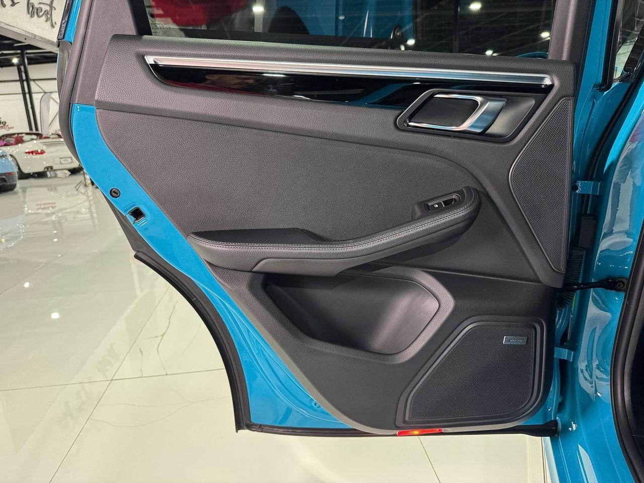 2022 Porsche Macan Miami Blue paint, Sport Chrono package, driver's assistance system, Bose audio system AND MUCH MORE! Fort Lauderdale FL