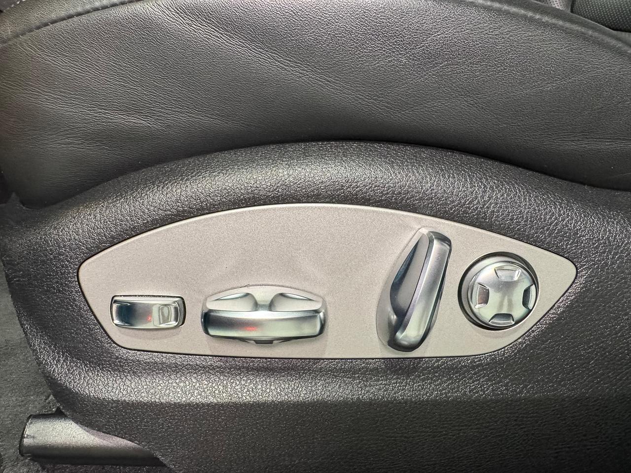 2022 Porsche Macan Miami Blue paint, Sport Chrono package, driver's assistance system, Bose audio system AND MUCH MORE! Fort Lauderdale FL