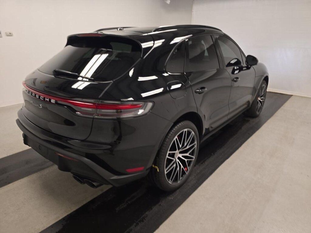 2022 Porsche Macan S photo 2